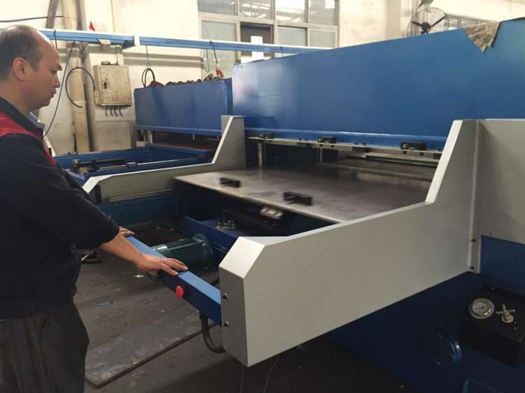 比亞迪(BYD)汽車采購(gòu)鴻鋼精密四柱油壓裁斷機(jī) 比亞迪(BYD)汽車采購(gòu)鴻鋼精密四柱油壓裁斷機(jī)